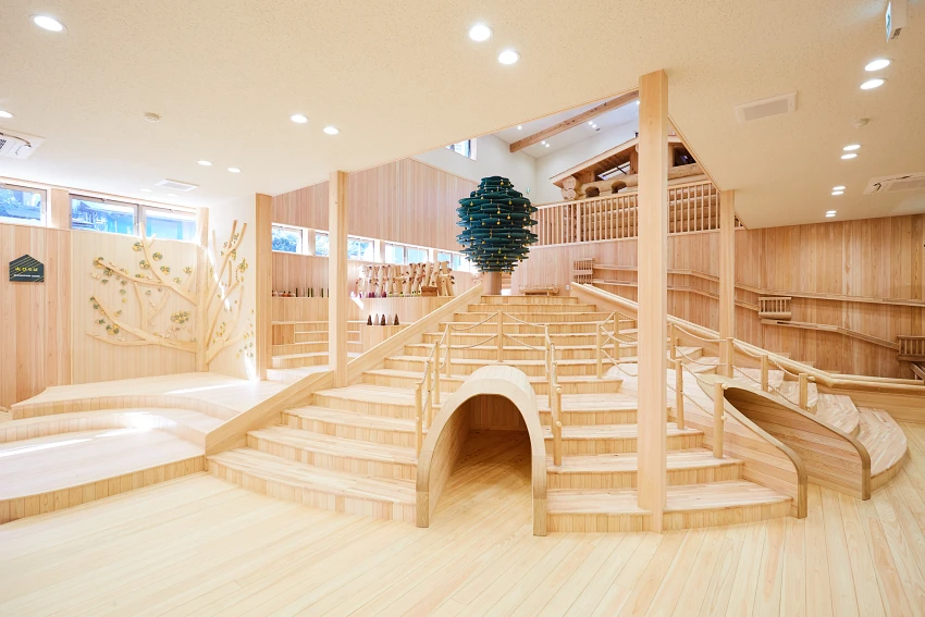 館內寬敞明亮，以大量木材打造的遊戲設施與樓梯結構，呈現溫潤自然的空間感，適合大小孩自由探索與玩耍。©檜原森のおもちゃ美術館