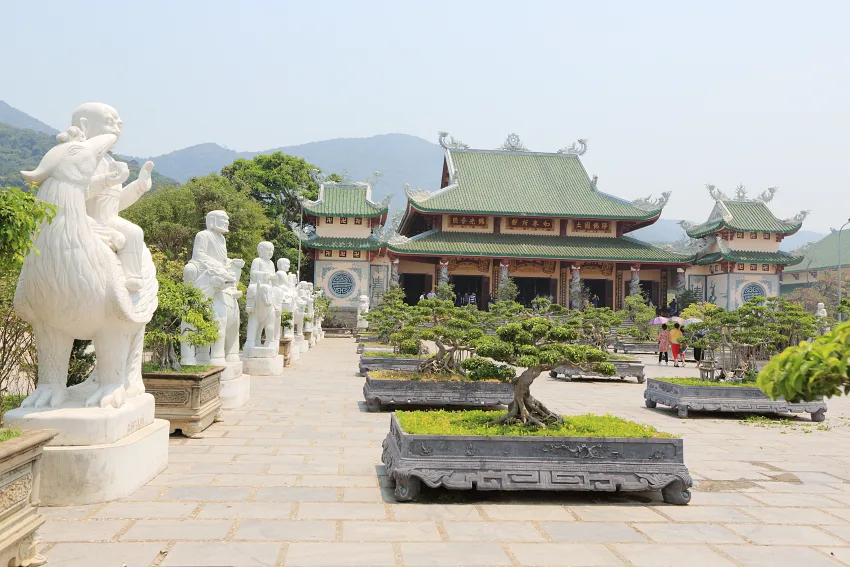 山茶半島靈應寺使用大量馬賽克拼貼，外形華麗