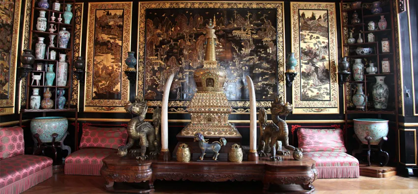 中國館琳瑯滿目的珍稀文物大部分並未標上相關文字敘述，多根據空間大小而陳列於館內。2015年被竊的景泰藍麒麟，過去如圖擺在大廳顯眼之處