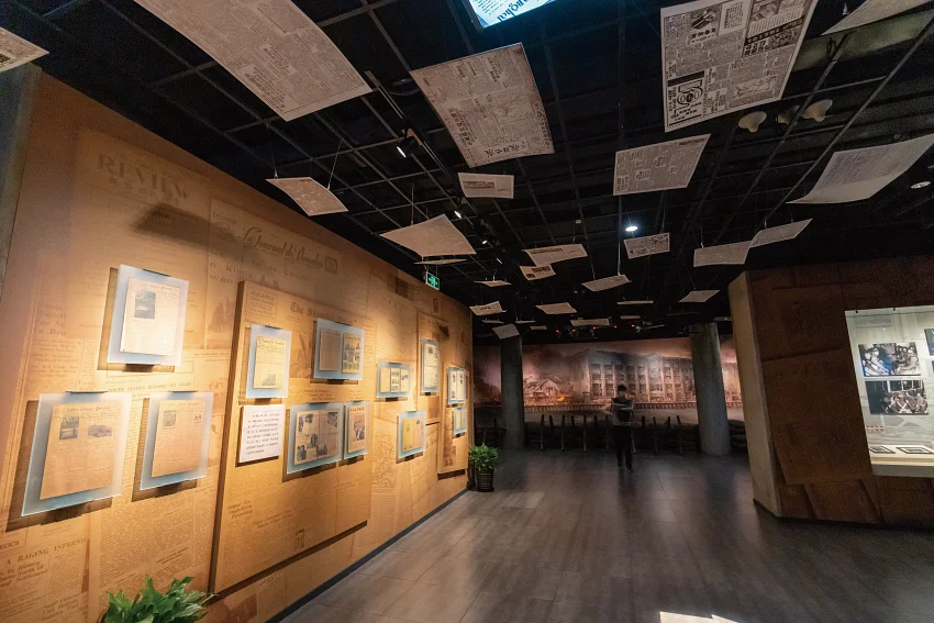 紀念館內蒐集了許多當年死守四行倉庫的相關報紙與期刊