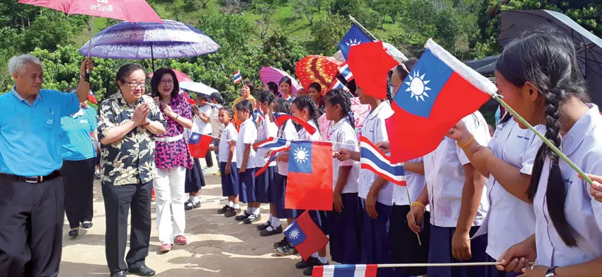 2018年5月，泛太平洋集團總裁潘思源（前方合掌者）由當時集團總經理李慶安（左3）陪同造訪清邁地區華校，受到熱烈歡迎