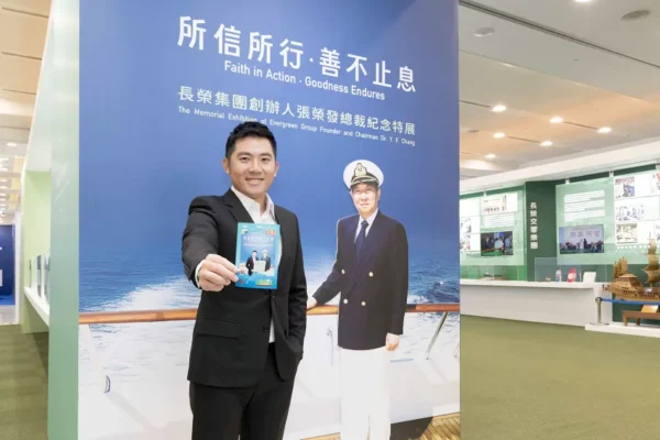 奧運銅牌高爾夫球選手潘政琮，在展場中搶先體驗紀念特展中與總裁合影的拍貼機。