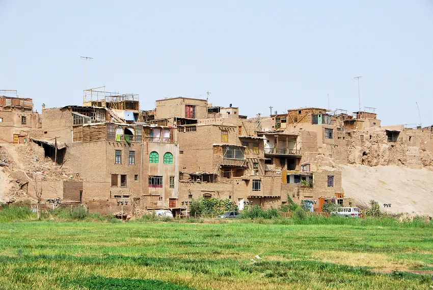 遠看高台民宿，住宅大大小小、歪斜的往上搭著