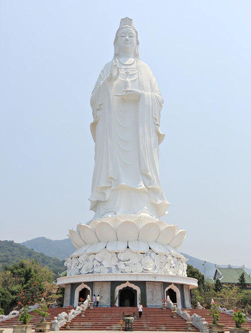 巨大的觀音像象徵守護出海的漁民，內部僅底層開放信眾參拜