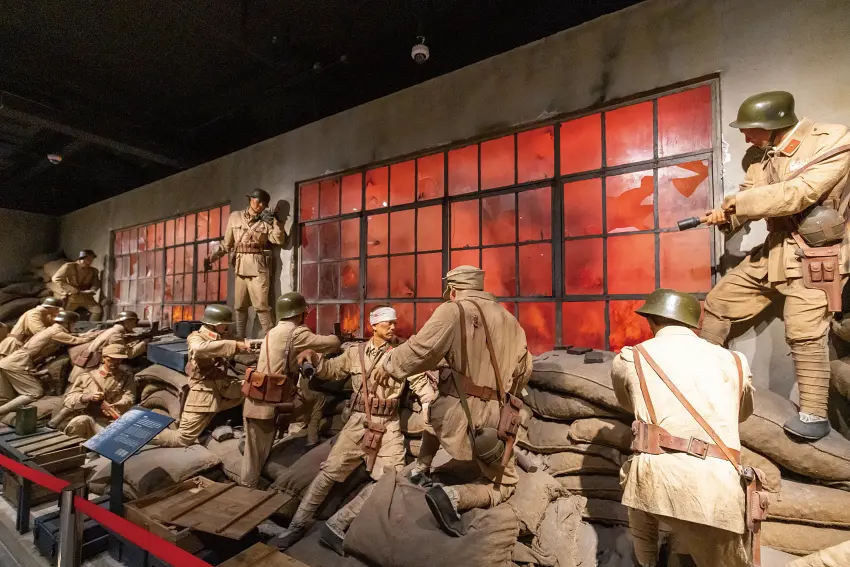 真的塑像還原了當年的緊張戰況