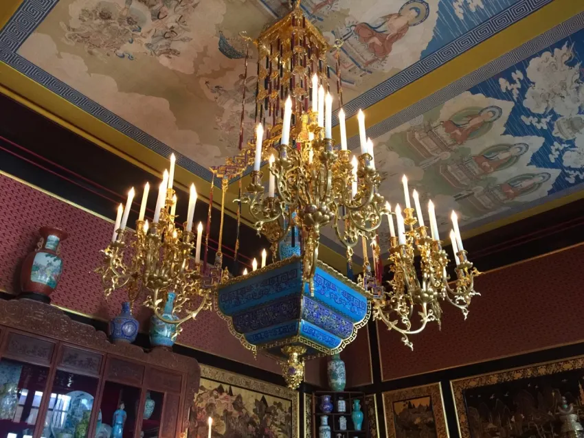 中西合璧的景泰藍吊燈與天花板的緙絲畫，融洽地展現多層次藝術