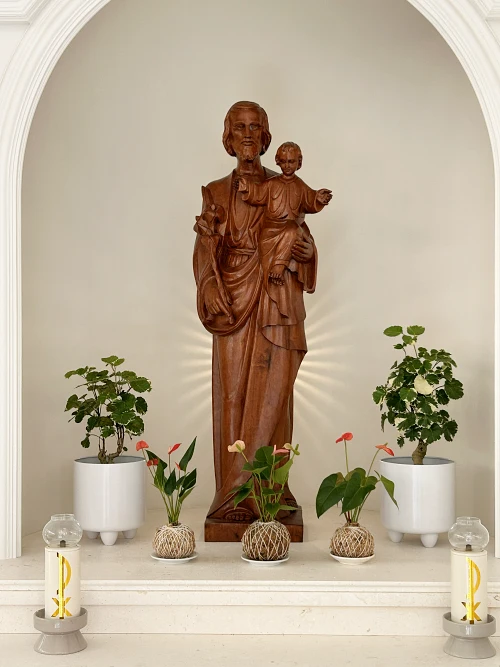 天主堂內供奉的聖若瑟態像