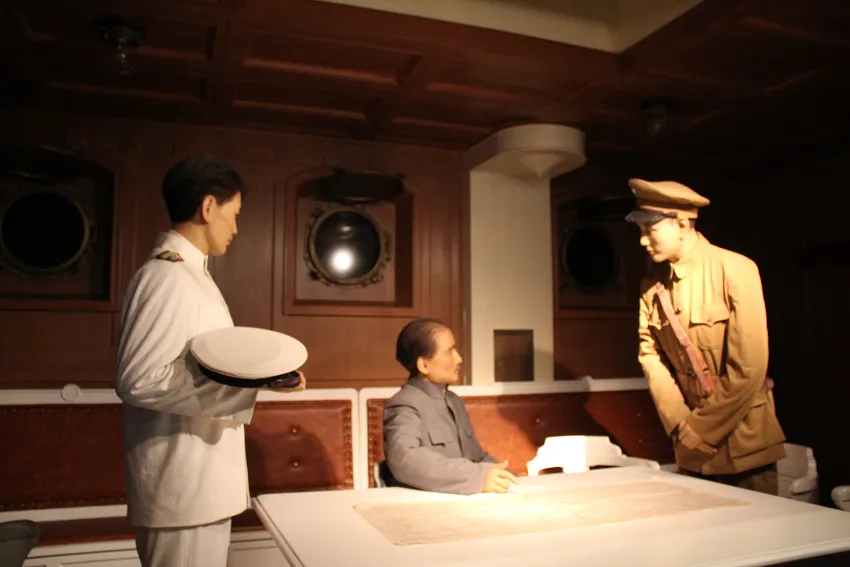 博物館以蠟像模擬孫中山(圖中)在艦長室指揮若定的情景