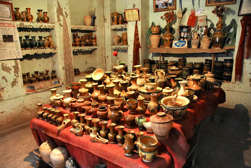 居民利用當地特有黏土發展陶藝