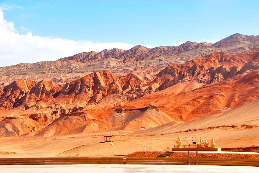火焰山寸草不生、富含礦物質,因此山體呈現赭紅色