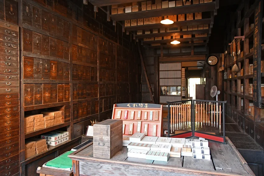 武居三省堂內觀。大量木質結構呈現當時傳統商店的溫潤氛圍，彷彿聽見歲月低語之聲。 圖片提供：江戶東京建築園