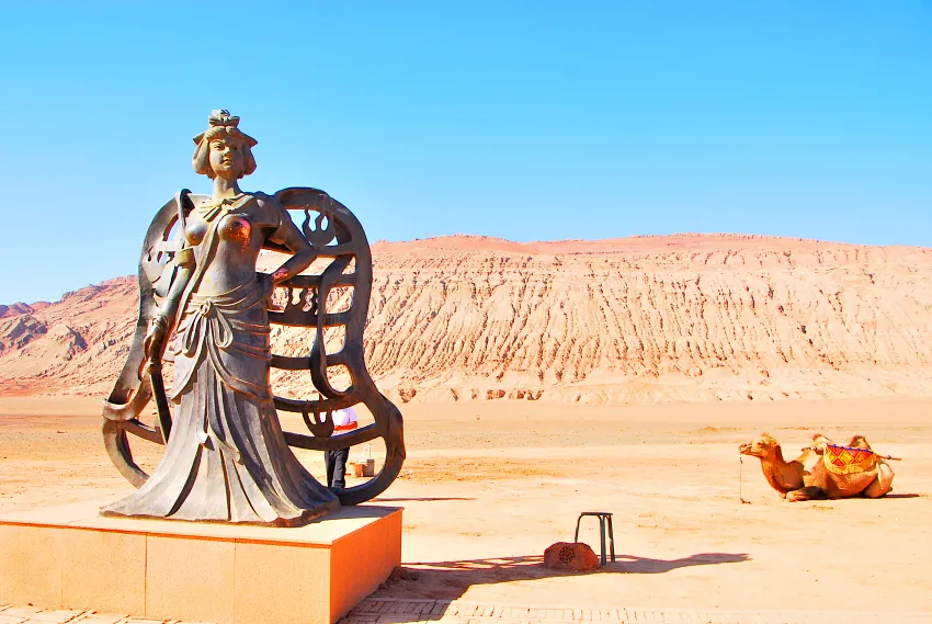 火焰山景區中的告示牌形狀為鐵扇公主的「芭蕉扇」 鐵扇公主的雕像