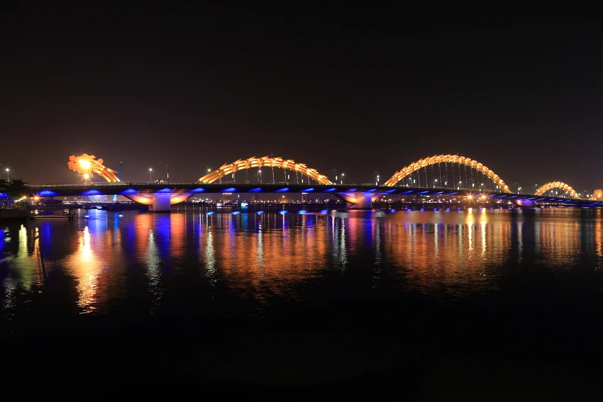 夜晚的龍橋呈現多種顏色變化