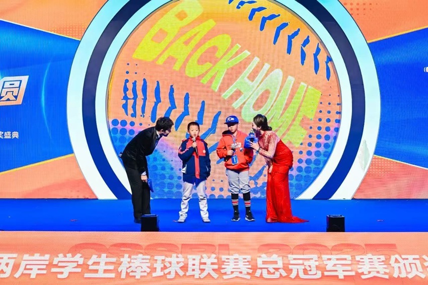 獲獎小球員登台領獎，分享比賽心情，現場掌聲鼓勵不斷。