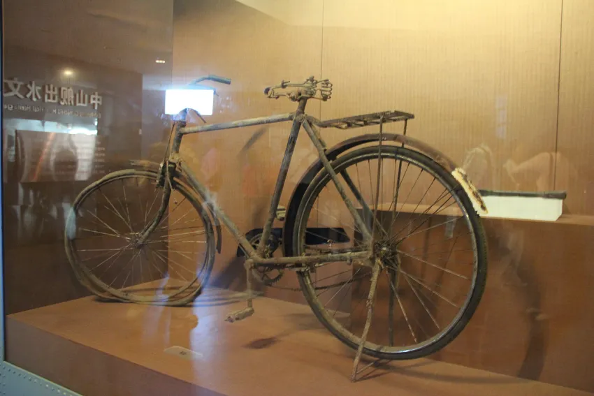 自行車是在偌大的中山艦上最方便的代步工具