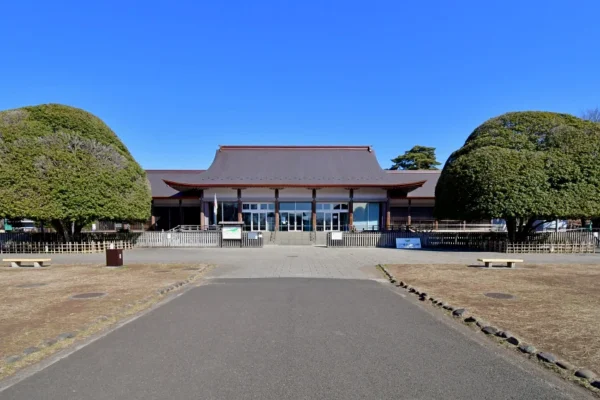 下町中通り街景。連綿的老街建築與人情味十足的巷弄，帶領訪客重溫江戶下町的生活氣息。 圖片提供：江戶東京建築園