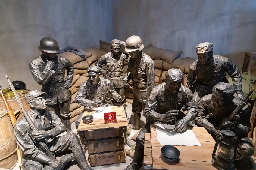 官兵在戰鬥間隙寫下簡短遺書,抱著必死決心完成死守任務