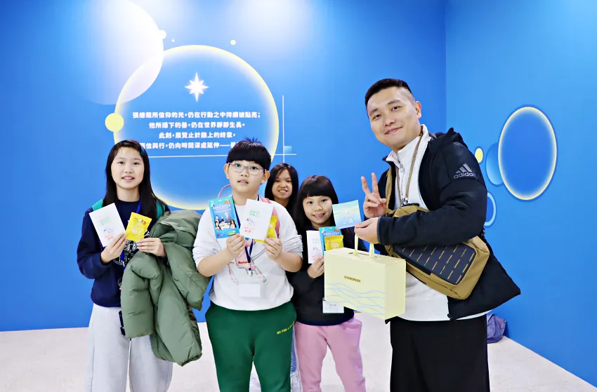 臺北市「滿兒園實驗教育機構」師生至張榮發基金會B1參觀張創辦人紀念特展，雖然小朋友對張創辦人不那麼熟悉，但透過展覽可以看出張創辦人對企業的紮根到公益事業的遍地開花，具有正面意義，是很值得一看的展覽。