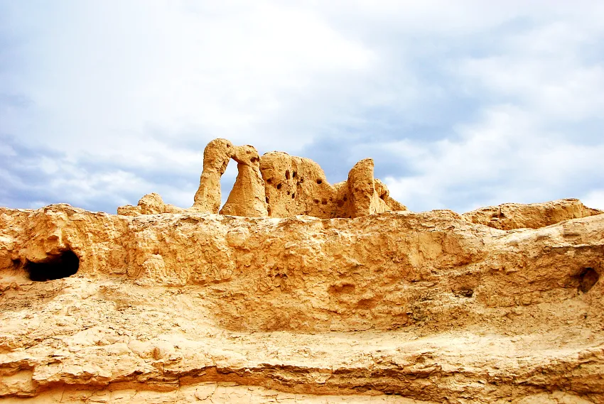 交河故城殘續在自然風化後,居然出現貌似親吻的兩隻駱駝,相當有趣
