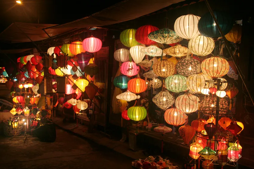 夜晚的會安因五顏六色的燈籠顯得多果又繽紛