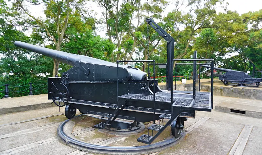 馬限山山麓的古砲台為海戰後留下的歷史遺跡 