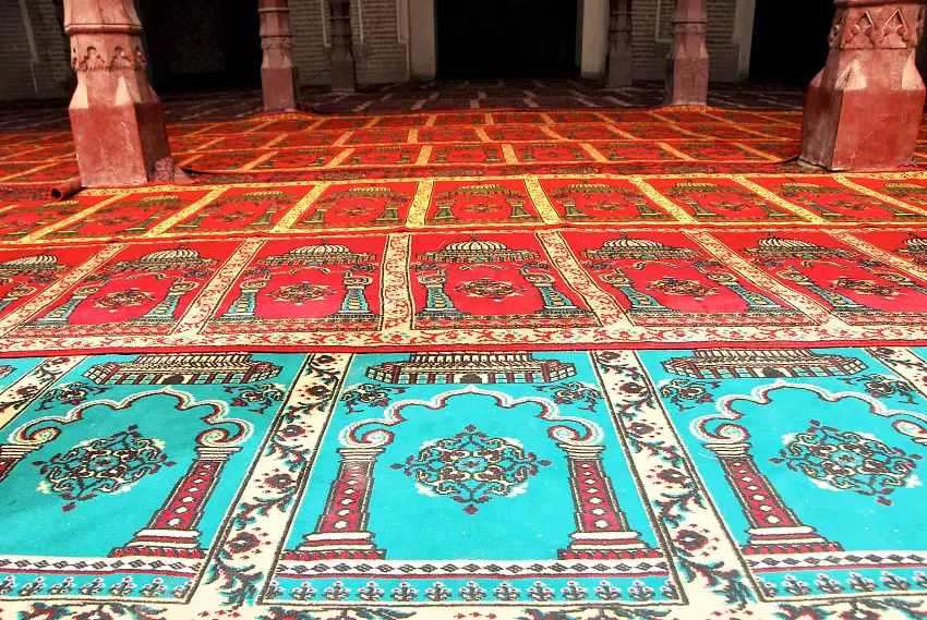 除了墓室外，香妃墓園區中還有清真寺、禮拜堂等相關建築