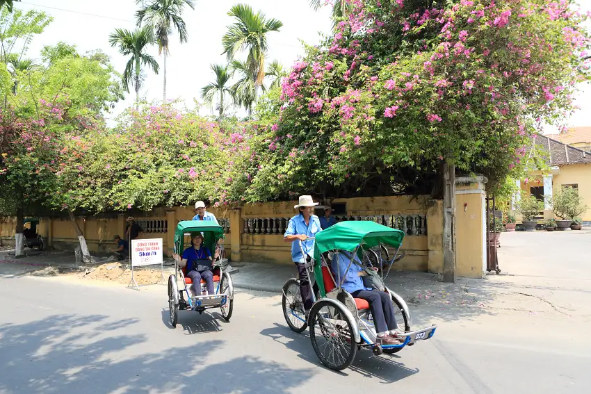 越南人力車的駕駛位於後方，不會阻擋遊客視線，也可避免汗臭影響遊客