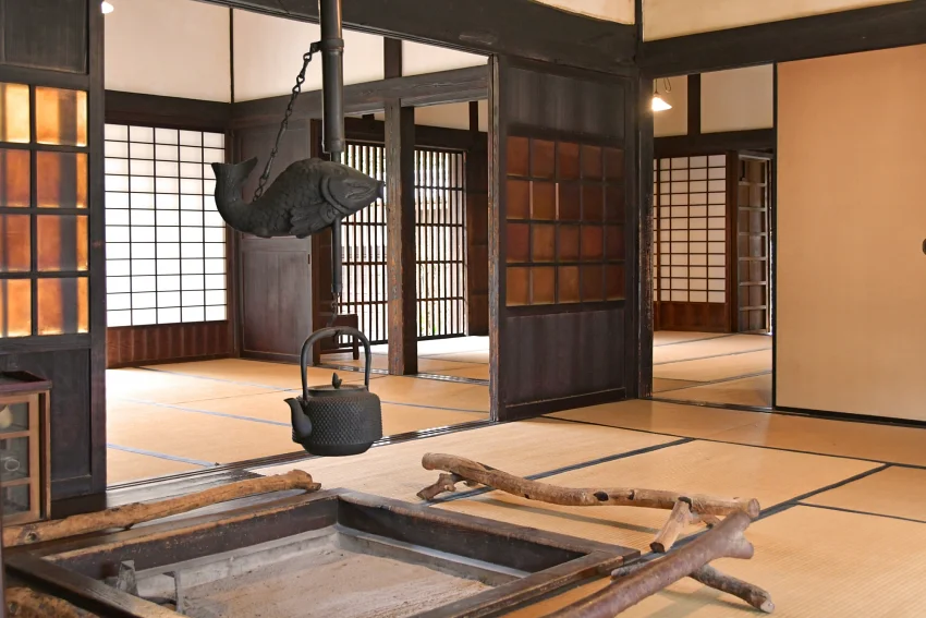 天明家囲炉裏（傳統地爐）。令人懷念的溫暖場景，彷彿走進昔日江戶的尋常百姓家。 圖片提供：江戶東京建築園