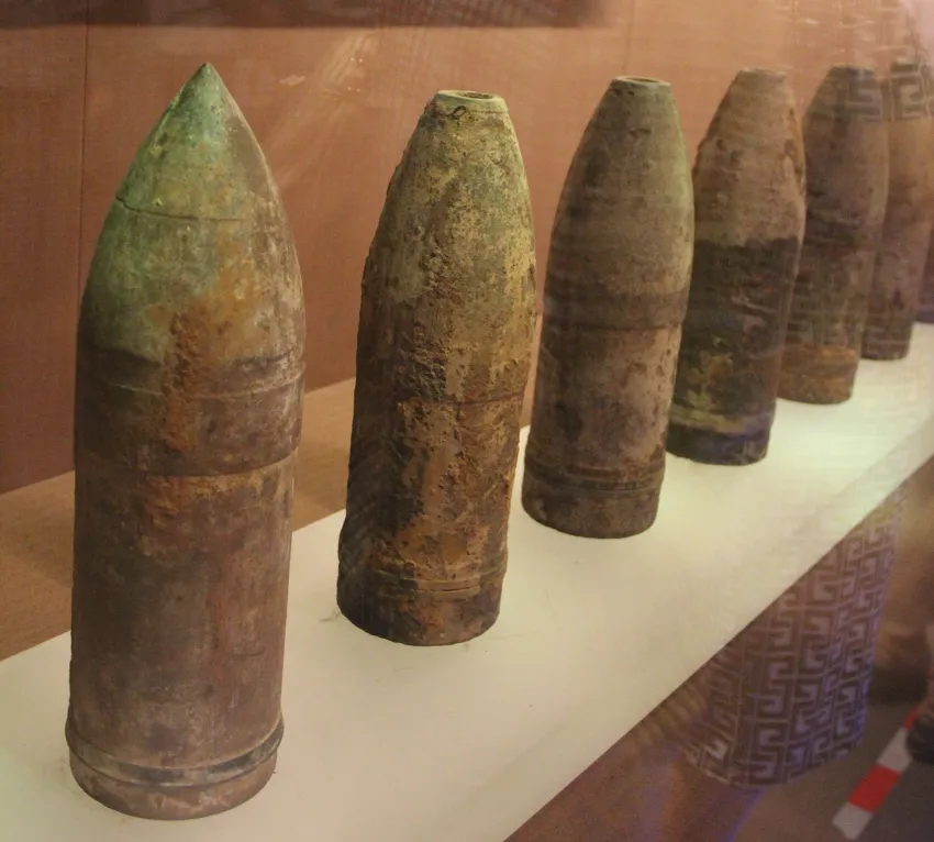 這批大口徑的炮彈與艦上武器並不匹配，原因是江陰會戰後，中山艦卸下主力火炮將其布置在長江沿岸，這些炮彈是要運送到江岸的海軍炮隊使用的