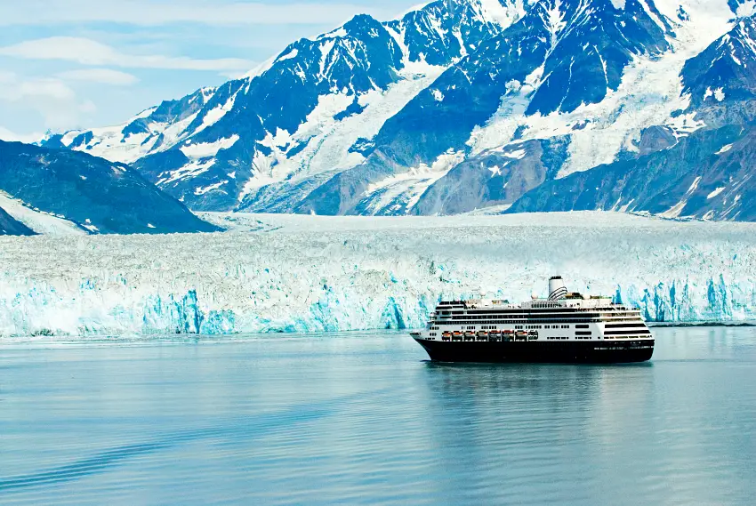 搭乘坐郵輪造訪冰河灣是阿拉斯加最受歡迎的遊覽方式