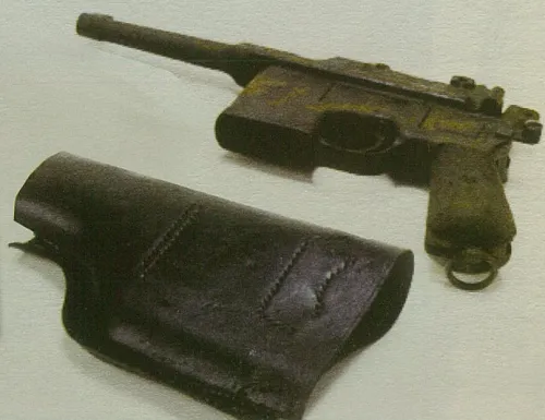 駁殼槍的原名是毛瑟手槍，因為槍體有一木盒， 可裝子彈，在中國又稱盒子炮或匣子槍，因可連發且威力大，抗日戰爭時使用較廣