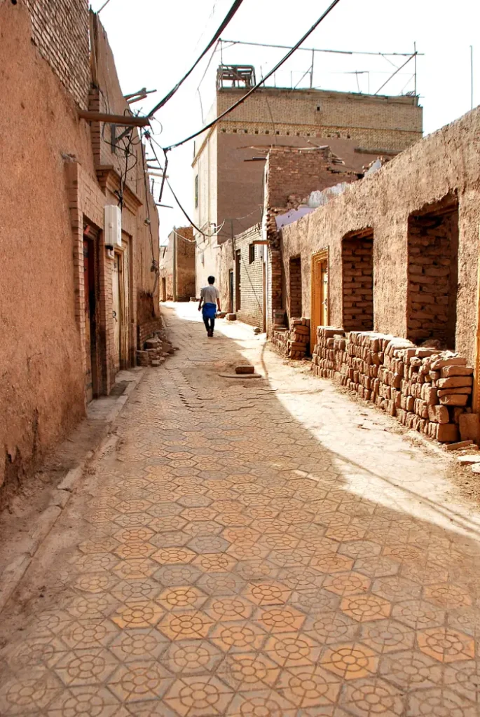 看地磚的形狀可知道這條路是否為死巷