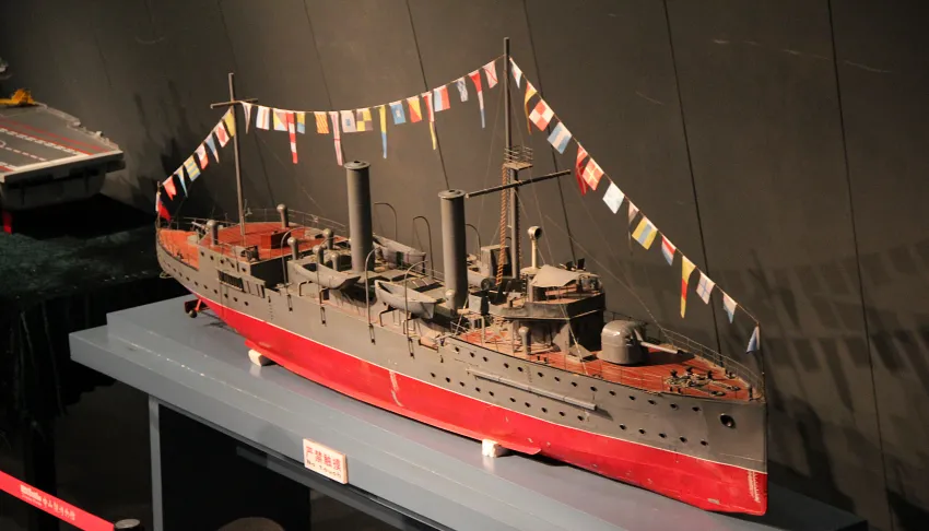 整修中山艦前，先由專家依照原樣繪製修復示意圖，再由工作團隊施工修復。