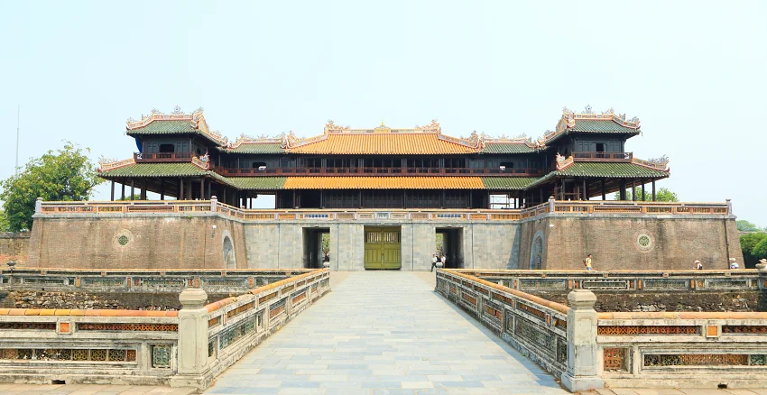 午門以花崗岩建造而成，前有3座金水橋，改建後的午門模仿清朝北京皇宮午門