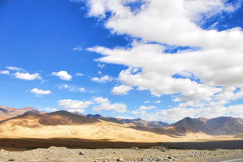 帕米爾高原的公路風光，景色原始壯觀