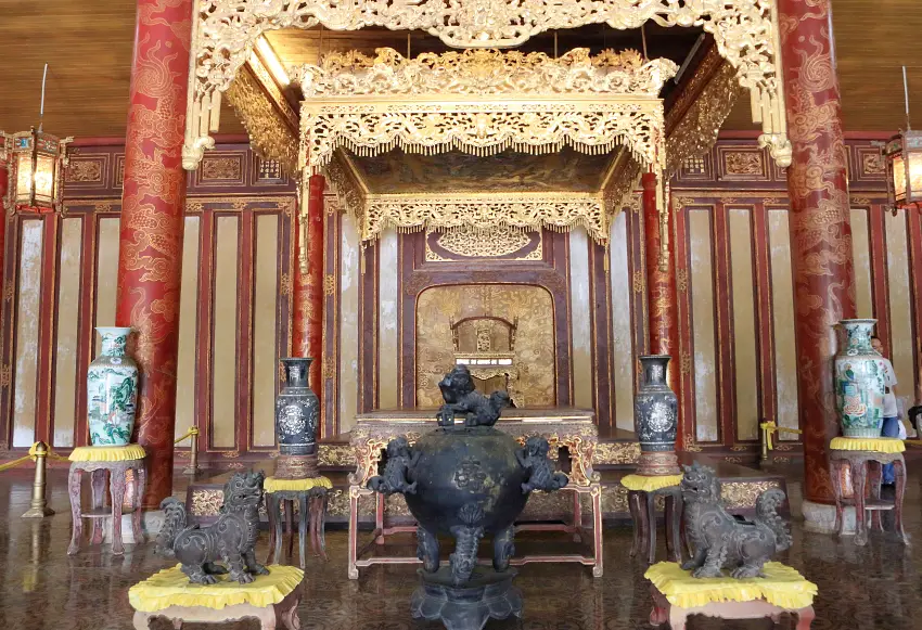 太和殿的皇帝寶座、寶傘都有裝飾9條龍