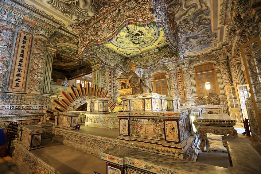 啟成殿內設計宛如皇城內的大和殿、啟定皇帝高坐在寶座上的銅像，是在法國打造完成再運回越南
