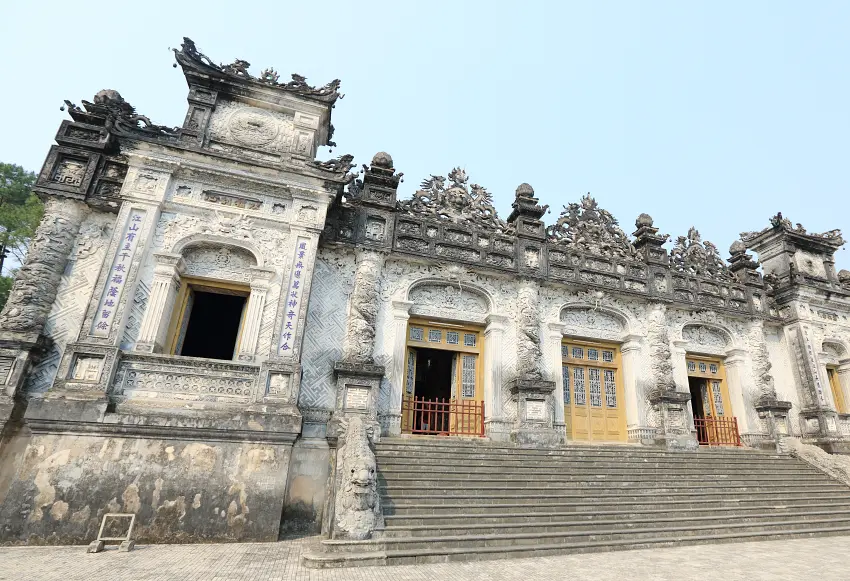 天定宮位於放定陸最上層，灰白色外牆以複雜龍紋裝飾，內部為啟成殿