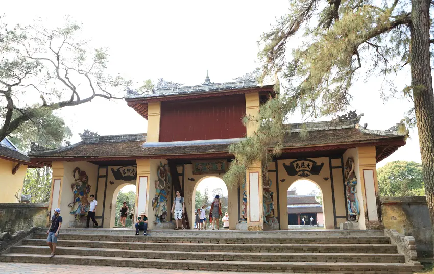 天姥寺山門上仍懸掛著「靈寺」牌圓，屋瓦已呈現出斑駁