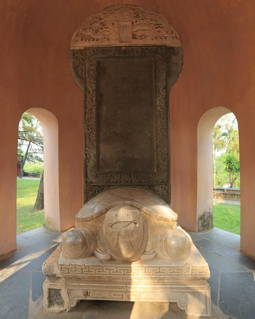 據說將手放在神功聖德碑下駄碑石龜的頭上許願，願望才可以實現