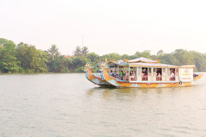 阮朝時期雙頭龍船為皇參專屬，大臣只能搭乘單頭龍船在旁護衛