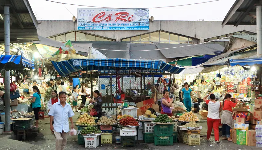  東巴市場除了販售生鮮蔬果、日常用品、服飾、食品、小吃外，連珠寶飾品也可在市場內購得