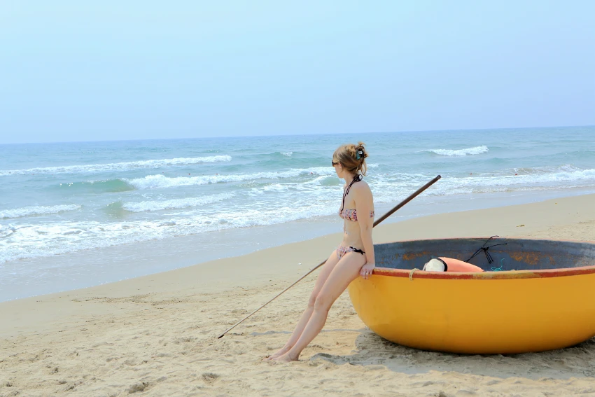 漁民收工後便將簸箕船停放在沙灘上，成為觀光客拍照的取景道具