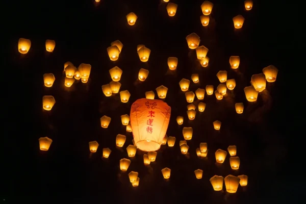 新北市政府觀光旅遊局誠摯邀請民眾走訪平溪山城小鎮，漫遊商圈周邊街景，並於新北市平溪天燈節活動期間親手點盞天燈，寫下新年祈福心願！ (圖為2025年資料照)