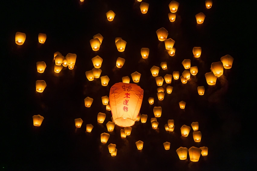 新北市政府觀光旅遊局誠摯邀請民眾走訪平溪山城小鎮，漫遊商圈周邊街景，並於新北市平溪天燈節活動期間親手點盞天燈，寫下新年祈福心願！ (圖為2025年資料照)