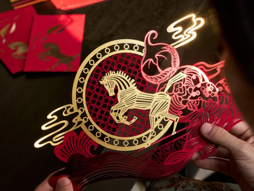 溫綺雯以中國傳統窗花為創作基底，融合杜拜卓美亞帆船酒店(Jumeirah Burj Al Arab) 經典的帆船式建築輪廓，以及其個人代表性的藝術符號，為新年量身打造專屬節慶禮贈。