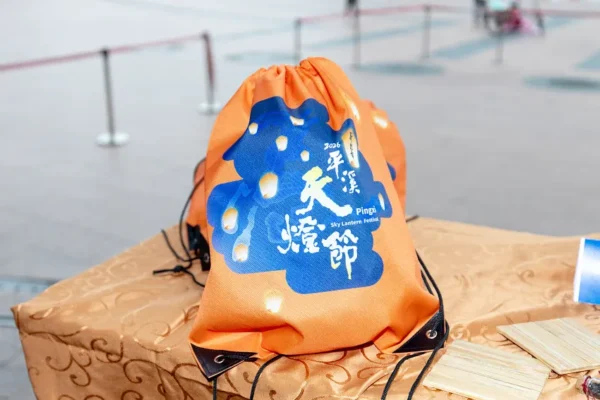 報名699在地小旅行還可獲得限量版天燈束口袋等多樣好禮。