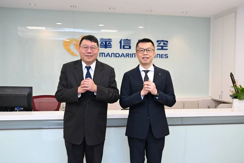 華信航空春節期間提供近10萬個座位協助疏運，華信航空董事長陳大鈞（左）、總經理莊明哲（右）歡迎旅客新春返鄉或旅遊踏青皆能把握優惠期間，儘早於華信官網訂購。