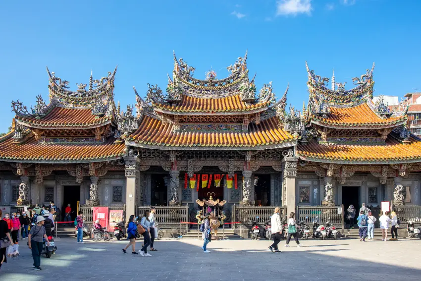 三峽清水祖師廟精緻的石柱雕刻，威嚴中流露雅致，素有東方藝術殿堂美譽。