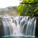 十分瀑布為全臺最大型的垂簾型瀑布，壯麗景觀深受國內外旅客喜愛。